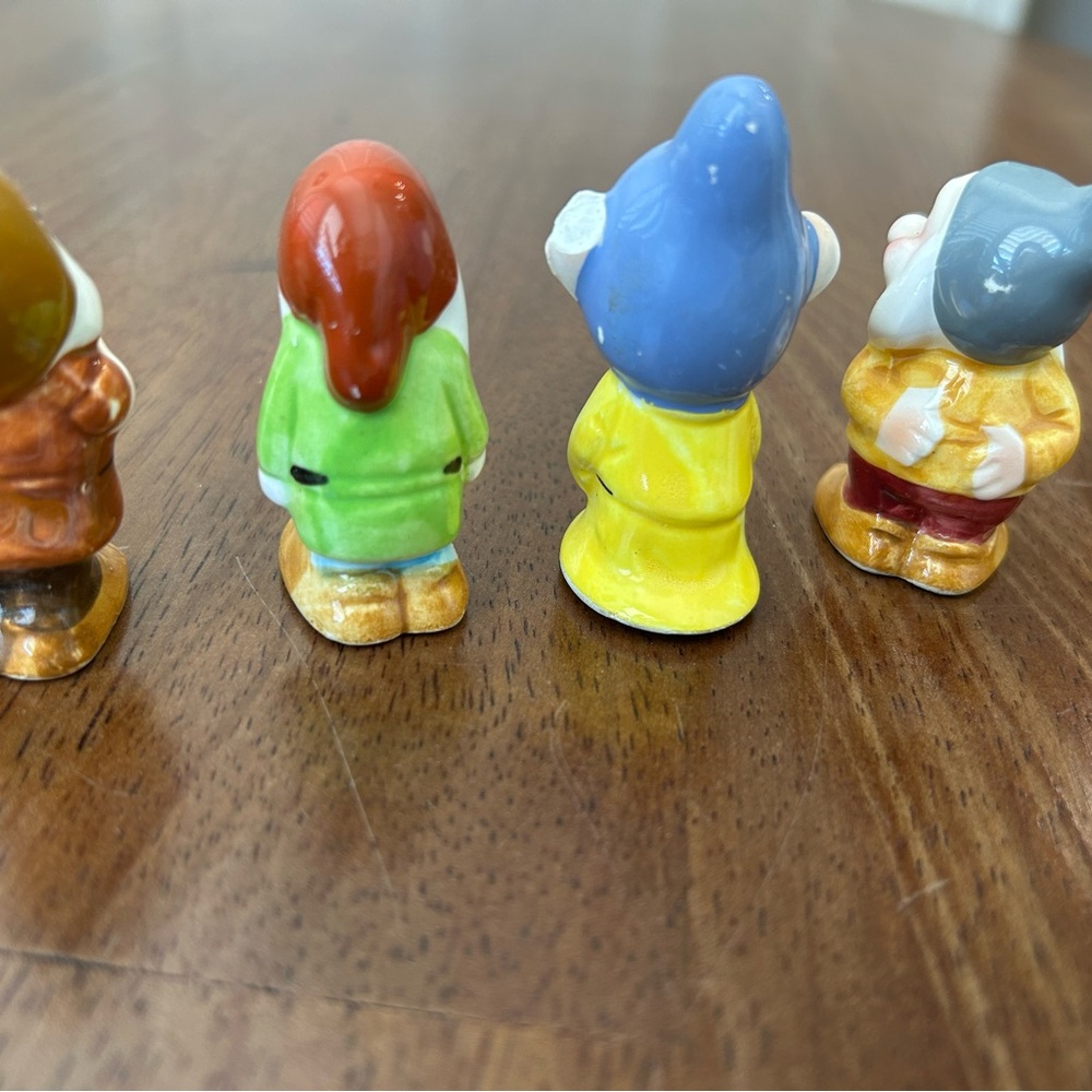 Vintage Disney circa 1970’s Snow White kneeling with the 7 dwarfs. - Picture 6 of 10
